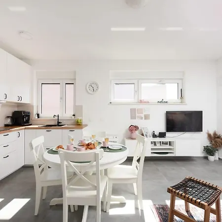 Novi Apartman Franka Apartment *